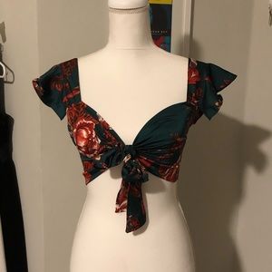 PRETTYLITTLETHING Floral Front Tie Crop